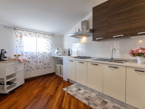 ثلاجة، ميكروويف، مستلزمات طهي/أطباق/أوعية