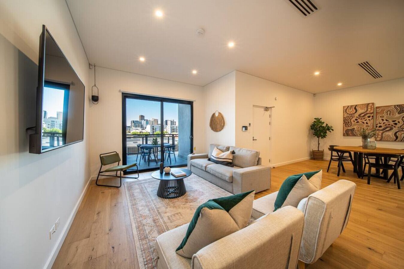 Televisión y oficina 