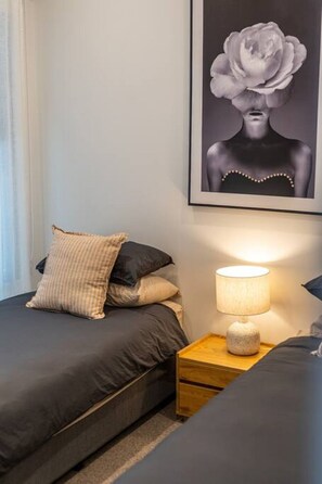 3 bedrooms, desk, iron/ironing board, travel crib - SYLO Luxury Apartments - Penthouse LVL 3 (Adelaide)