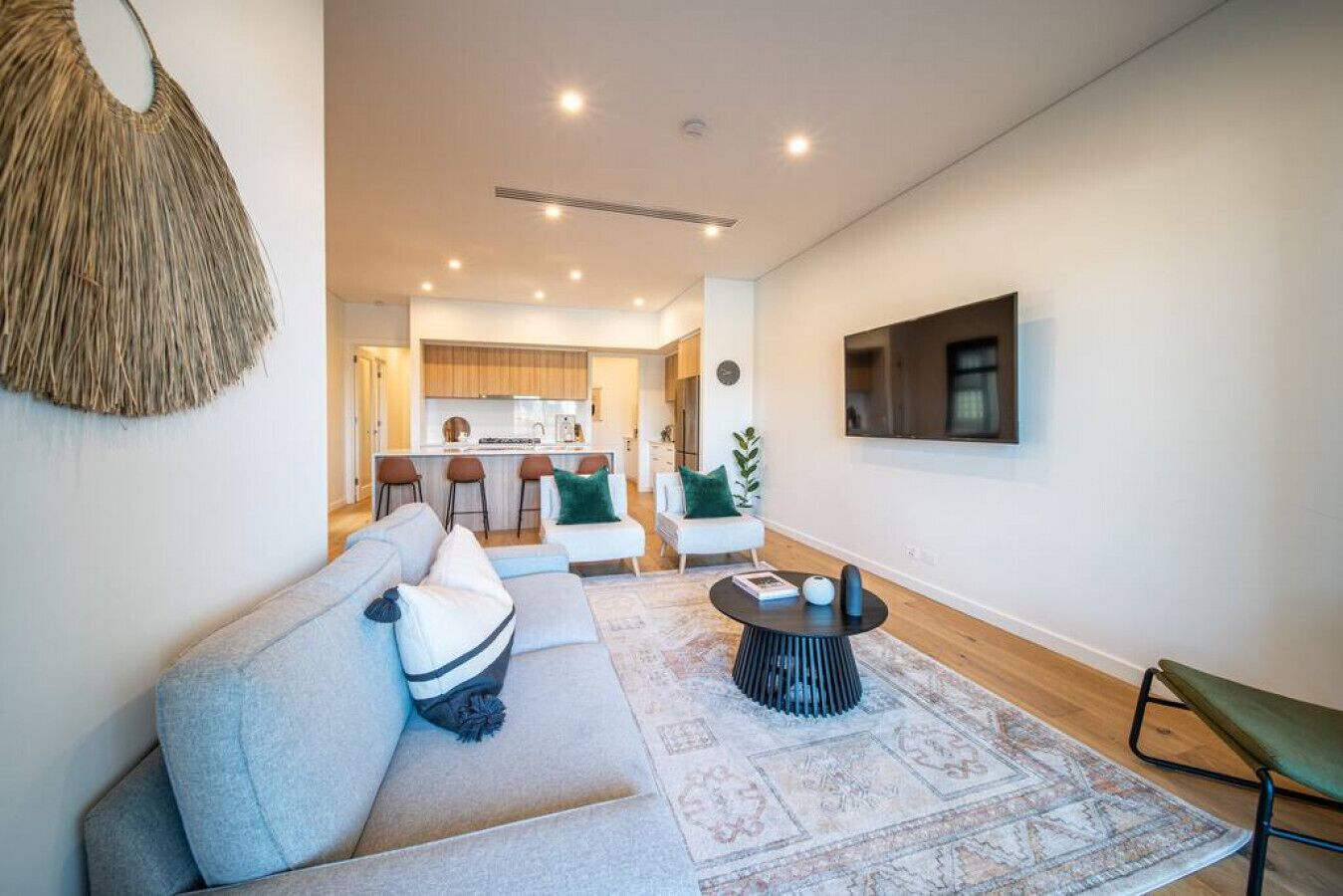 Televisión y oficina 