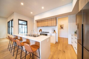 Réfrigérateur, four à micro-ondes, un four, surface de cuisson