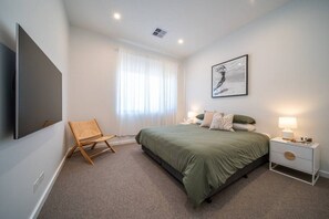 3 chambres, bureau, fer et planche à repasser, lit de bébé portatif