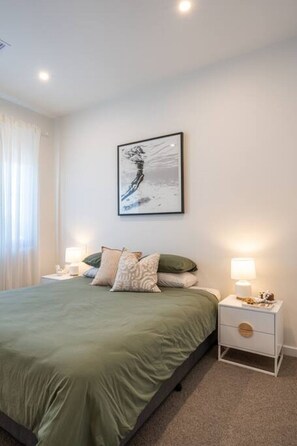 3 camere, una scrivania, ferro/asse da stiro, culla da viaggio