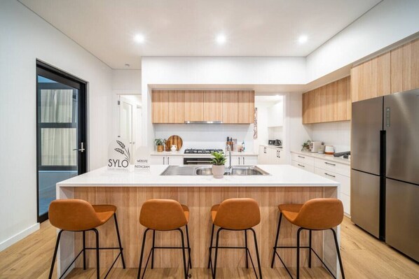 Réfrigérateur, four à micro-ondes, un four, surface de cuisson