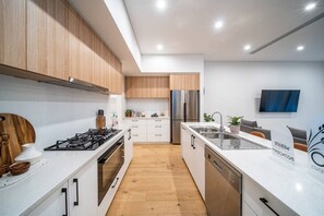 Fridge, microwave, oven, stovetop - SYLO Luxury Apartments - 1Gb Fibre Internet (Adelaide)