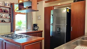 Chalet | Cuisine privée | Réfrigérateur, four à micro-ondes, vaisselle et ustensiles