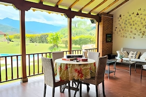Chalet | Outdoor dining - Casa rodeada de naturaleza en Villeta (Villeta)