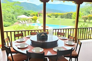 Outdoor dining - Casa rodeada de naturaleza en Villeta (Villeta)