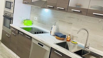 Mikrowelle, Ofen, Herdplatte, Geschirrspüler