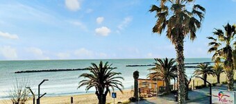 Charming 2-bedroom house in welcoming Martinsicuro with WiFi, AC & on the Beach