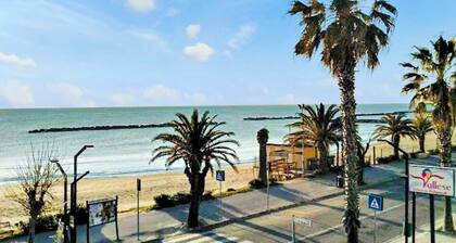 Charming 2-bedroom house in welcoming Martinsicuro with WiFi, AC & on the Beach