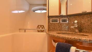 Secadora de cabello, toallas, jabón, papel de baño