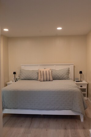 2 bedrooms, iron/ironing board, travel crib, free WiFi - The Nautilus at JS Hubbs Guest House (Hammondsport)