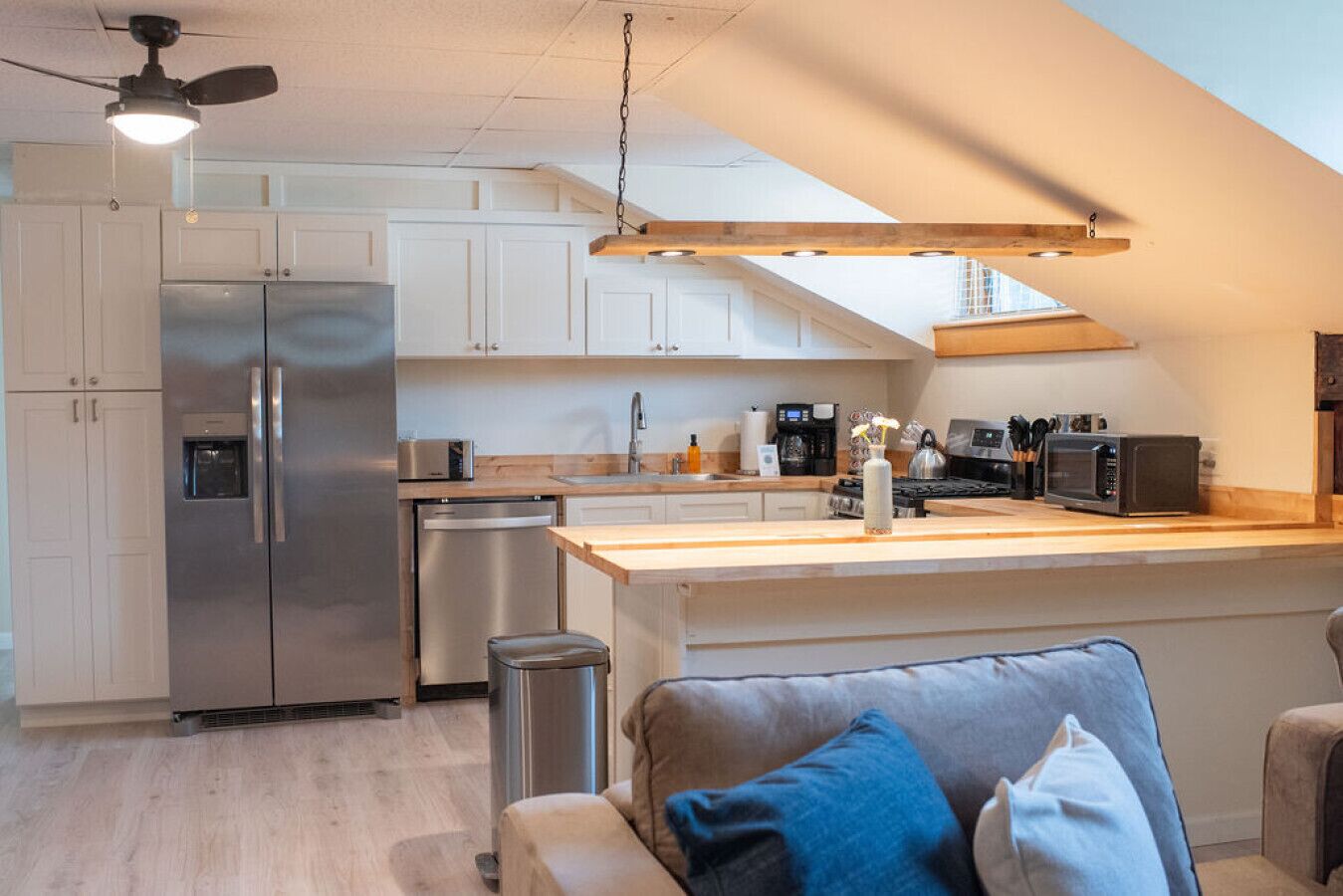 Een koelkast, een magnetron, een kookplaat, een vaatwasser