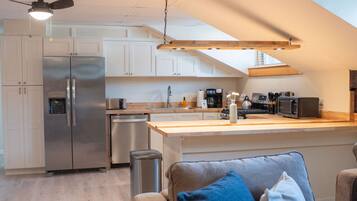 Refrigerador, microondas, parrilla de estufa y lavavajillas