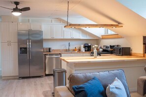 Fridge, microwave, stovetop, dishwasher