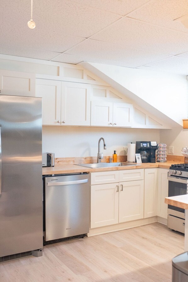 Fridge, microwave, stovetop, dishwasher