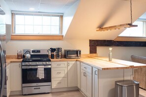 Fridge, microwave, stovetop, dishwasher