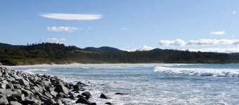 White Sands Coastal Getaway – Steps to the Shore