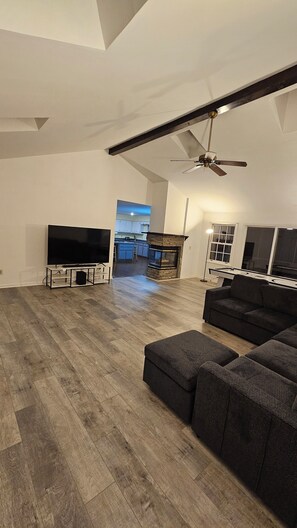 Smart TV, fireplace