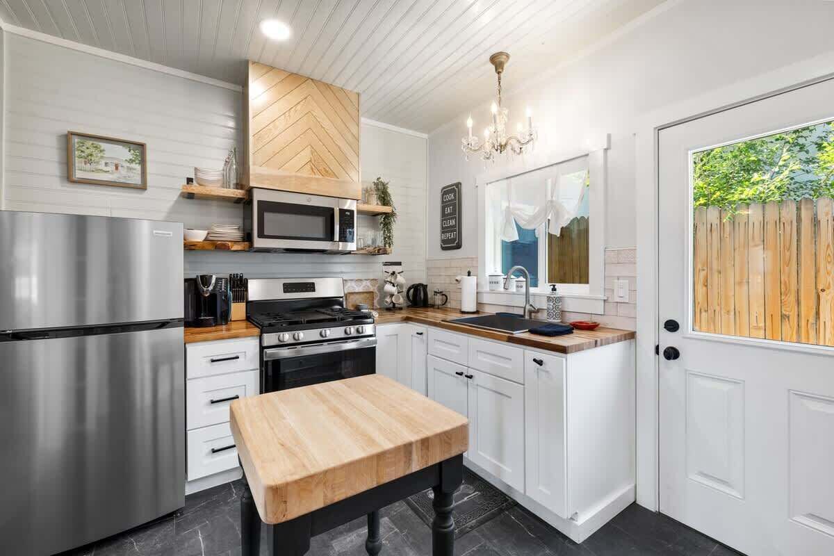 Frigorifero, microonde, forno, piano cottura