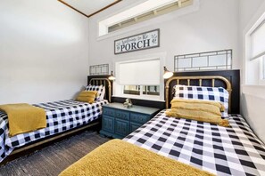 2 bedrooms, iron/ironing board, free WiFi, bed sheets