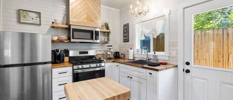 雪櫃、微波爐、焗爐、爐具