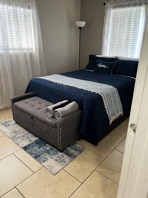 3 makuuhuonetta, tallelokero huoneessa, työpöytä, ilmainen Wi-Fi