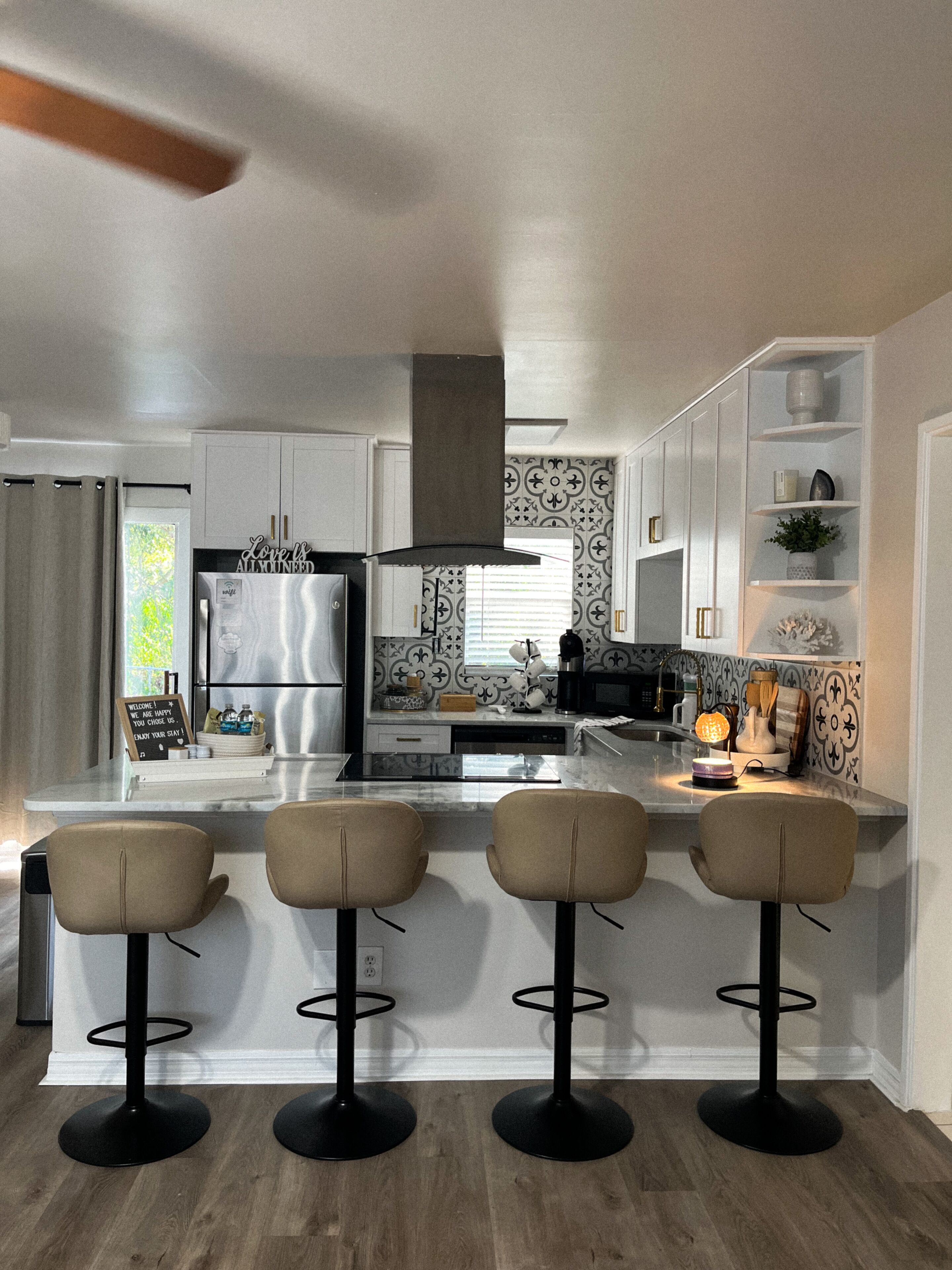 Fridge, microwave, stovetop, dishwasher