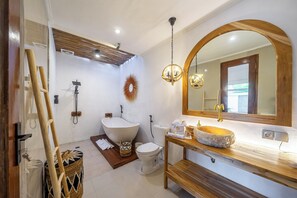 Tina de hidromasaje, secadora de cabello, bidet, toallas 