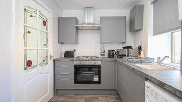 Jääkaappi, mikroaaltouuni, uuni, liesi