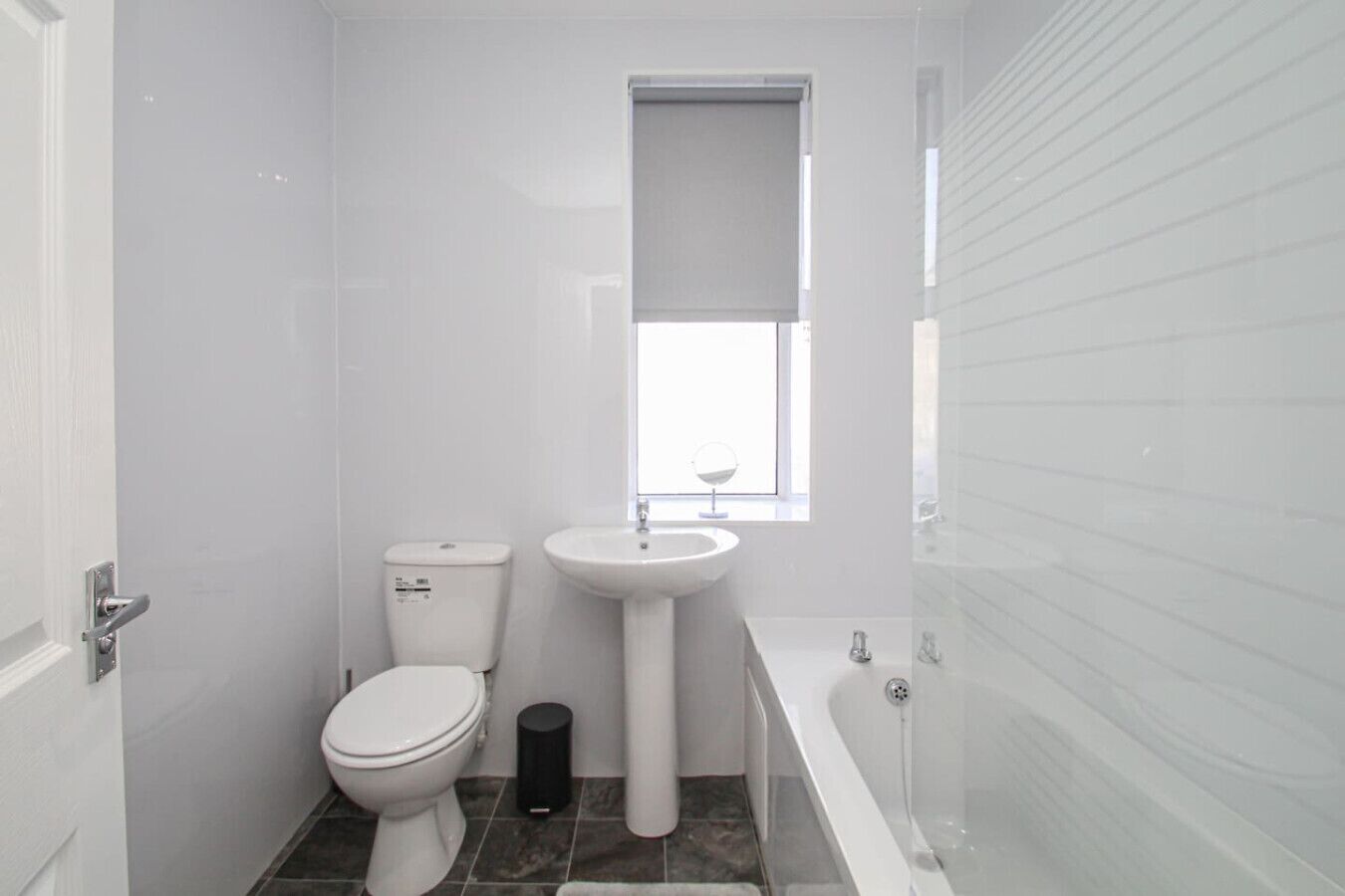 Ein Badezimmer mit Toilette, Waschbecken und Badewanne.