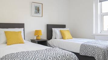 3 makuuhuonetta, työpöytä, silitysrauta/-lauta, ilmainen Wi-Fi