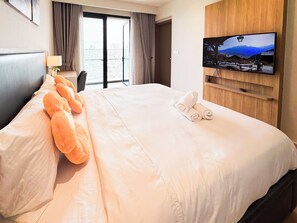 3 bedrooms, in-room safe, desk, iron/ironing board