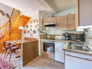 Fridge, oven, cookware/dishes/utensils