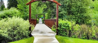 Baldy Basecamp at Sun Valley - walk to ski, 3 hot tubs, swimming pool in summer