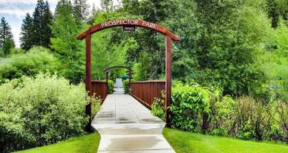Baldy Basecamp at Sun Valley - walk to ski, 3 hot tubs, swimming pool in summer