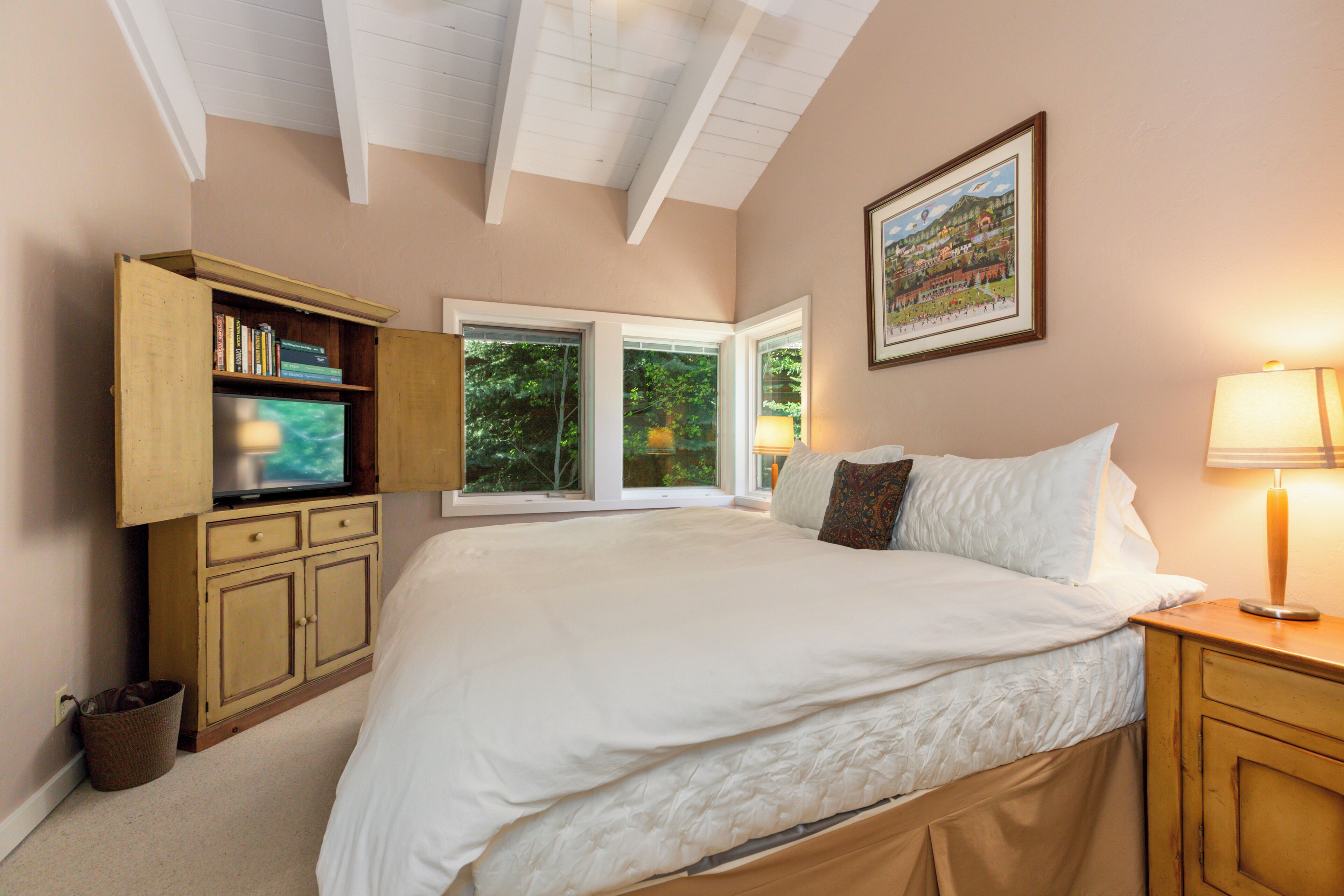 3 habitaciones, escritorio y tabla de planchar con plancha 