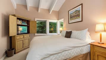 3 bedrooms, desk, iron/ironing board, travel crib