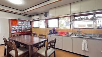 Casa de estilo japonés, vista parcial al océano | Cocina privada | Refrigerador, microondas, parrilla de estufa y tostadora