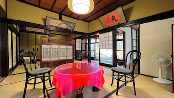 Casa de estilo japonés, vistas parciales al mar | Edredones de plumas, escritorio, espacio para trabajar con un portátil