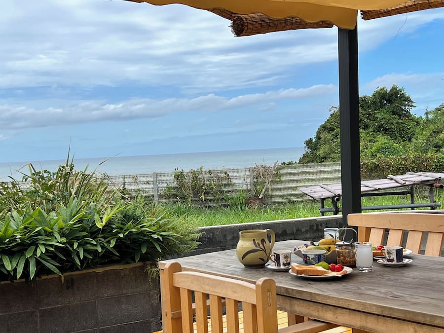 Casa em estilo japonês, vista parcial para o oceano | Deque