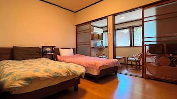 Casa em estilo japonês, vista parcial para o oceano | Edredons de pluma, escrivaninha, espaço de trabalho para notebook
