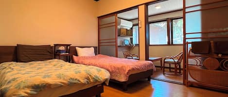 Ferienhaus im japanischen Stil, eingeschränkter Meerblick | Daunenbettdecken, Schreibtisch, laptopgeeigneter Arbeitsplatz