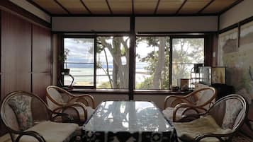 Casa de estilo japonés, vistas parciales al mar | Vistas al mar