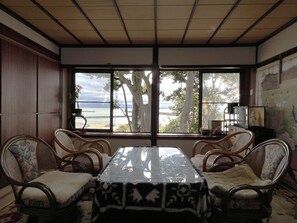 Ferienhaus im japanischen Stil, eingeschränkter Meerblick | Strand-/Meerblick