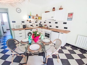 Kühlschrank, Mikrowelle, Ofen, Kochgeschirr/Geschirr/Besteck