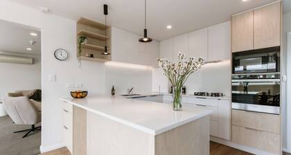 Tresco Apartments: Luxury 2 Bedroom Apartment with Garden View