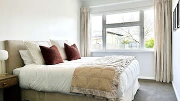 2 bedrooms, desk, iron/ironing board, WiFi