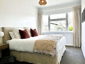 2 bedrooms, desk, iron/ironing board, WiFi